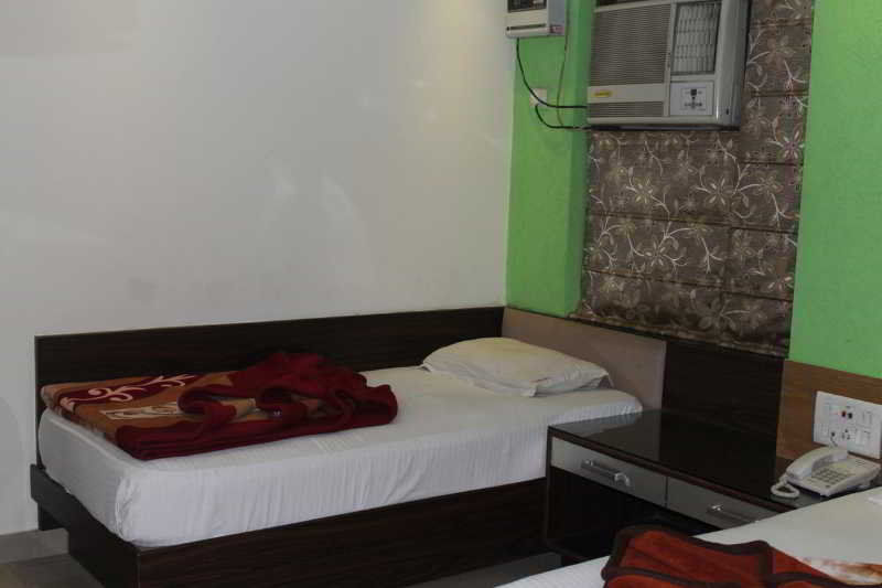 Hotel Apra Deluxe Nuova Delhi Esterno foto